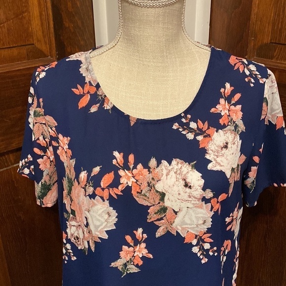 Chelsea & Theodore Floral Short Sleeve Blouse - Picture 2 of 6